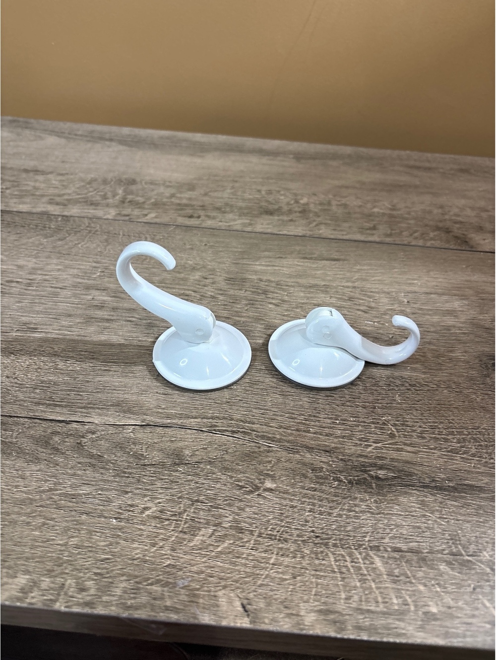 White Plastic Suction Cup Hooks - 12 Pack